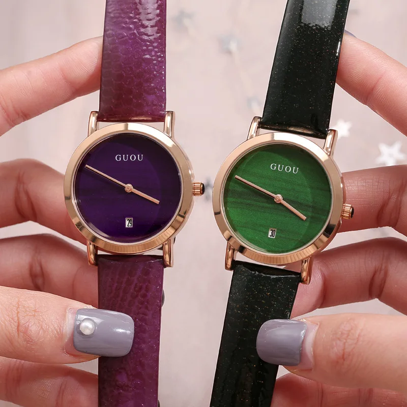 新しいトレンディなカレンダーダイヤルのカジュアルなクォーツレディースウォッチ、レザーストラップ付き、ユニークな時計であり、女性への完璧なギフトです。