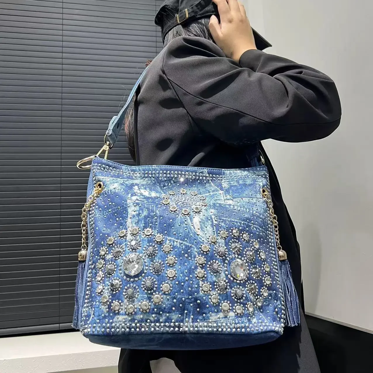 

New rhinestone-encrusted denim shoulder bag is trendy and fashionable