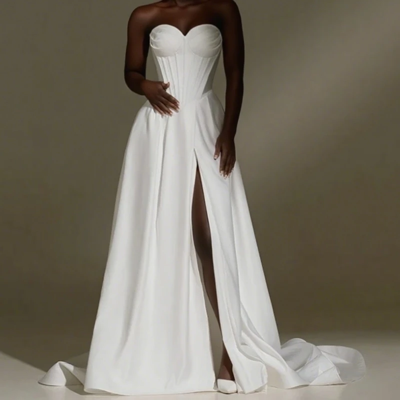 우아한 Strapless 새틴 신부 가운 코르셋 뒤 & 사이드 슬릿 공식 행사용 미니멀리스트 신부 웨딩 드레스