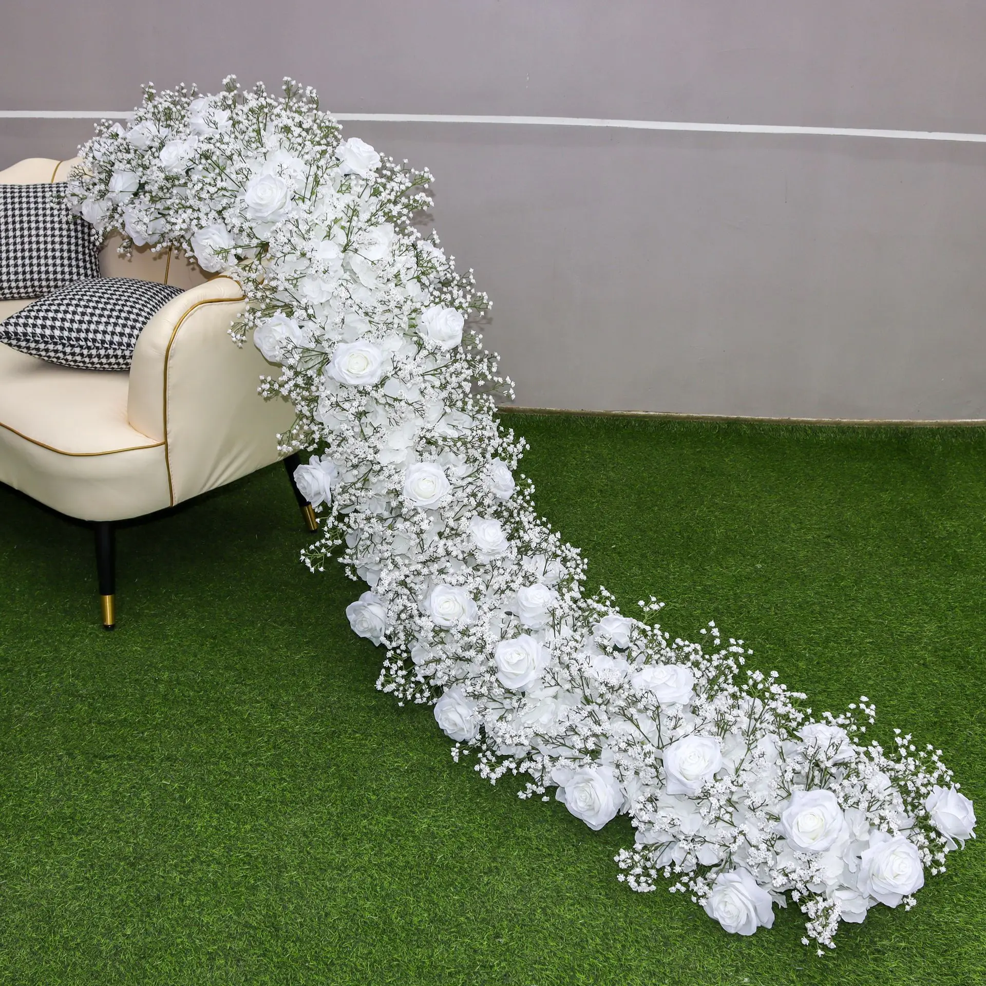 Rote Rosen Künstliche Blumenreihe Sofa-Läufer Luxuriöse Hochzeitskulisse Arrangement Eukalyptus-Grün Event Party Fotobox Deko – Detail 3