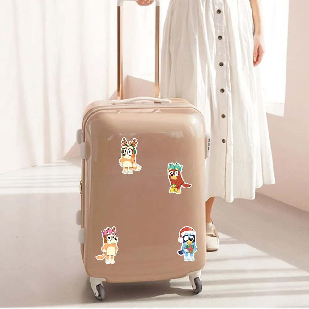 هدية السنة الجديدة الأكثر مبيعًا 55 ملصقًا Bluey شارات كلب Bluey لطيفة ومبتكرة مثالية لحافظات الهاتف المحمولة والأمتعة ذاتية الصنع