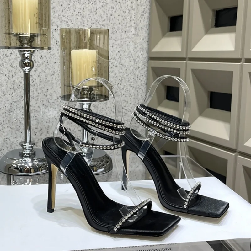 

Женские сандалии с открытым носком и квадратным носком, летние пикантные атласные черные туфли на высоком каблуке с ремешками на щиколотке и стразами