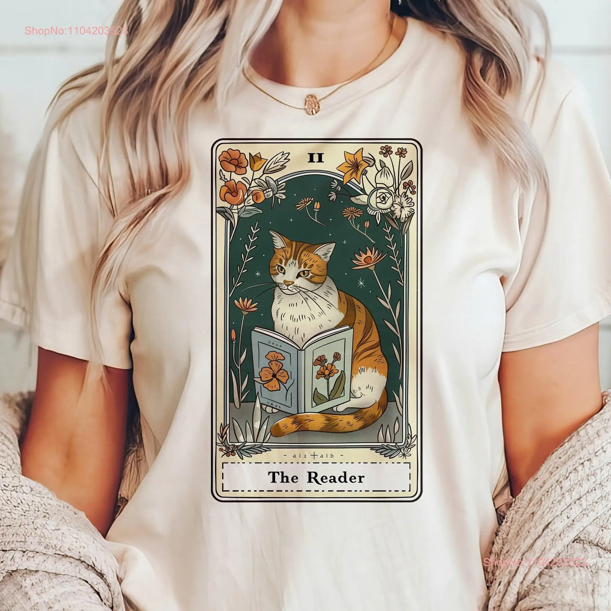 The Reader Tarot Card T-Shirt, weiße Katze, die Bookish liest, elegante und mystische Literaturbekleidung für Buchliebhaber