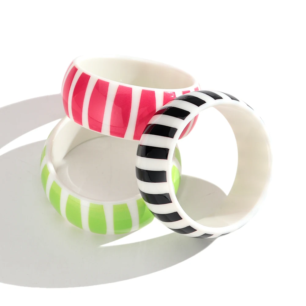 Neue Bunte Harz-Armreifen mit Breiten Vertikalen Streifen, Einfache Geometrische Runde Stapelbare Acryl-Armreifen, Damenschmuck Geschenke – Detail 3