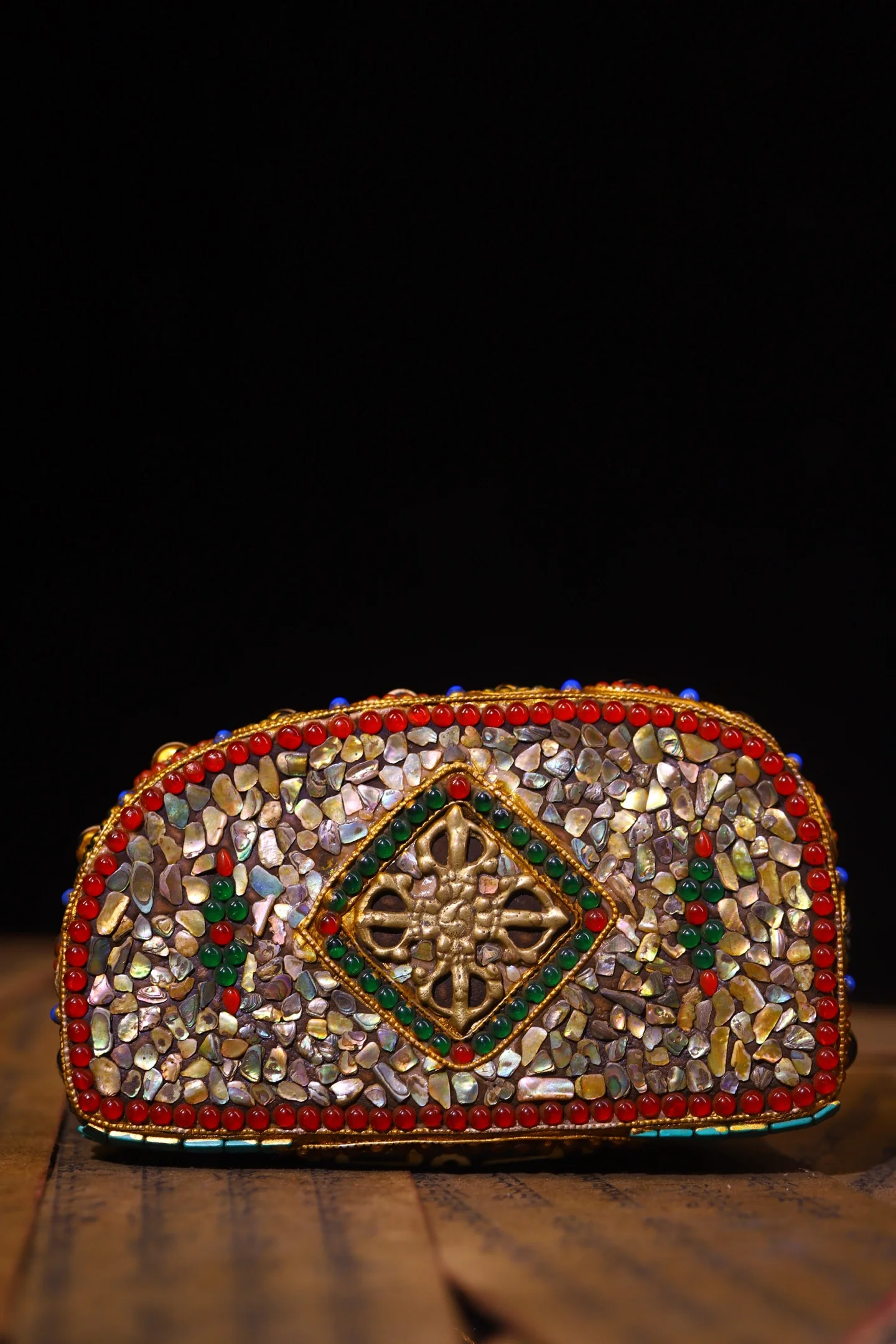 

Old Purple Bronze Painted Mosaic Gem gZi Beads Shell Turquoise Black God of Wealth Black Jambhala Standing Buddha Worship Hall