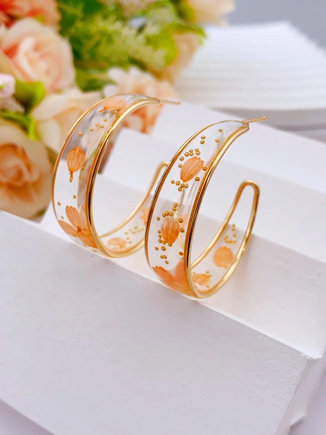 Fashionable and Trendy C-Shaped Resin Dried Flower Earrings for Women's Daily Wear hoop earrings for women