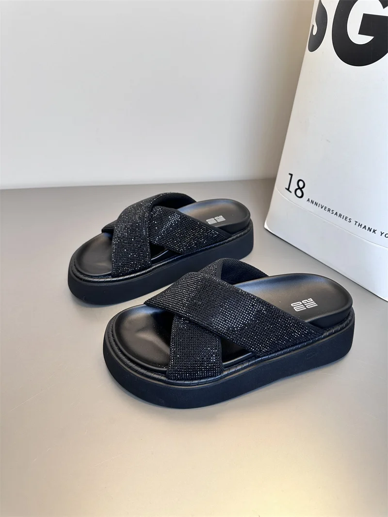 

Женские тапочки на толстой подошве, новые летние пляжные тапочки со стразами и поясом с одним словом, женские тапочки с открытым носком на танкетке-маффине