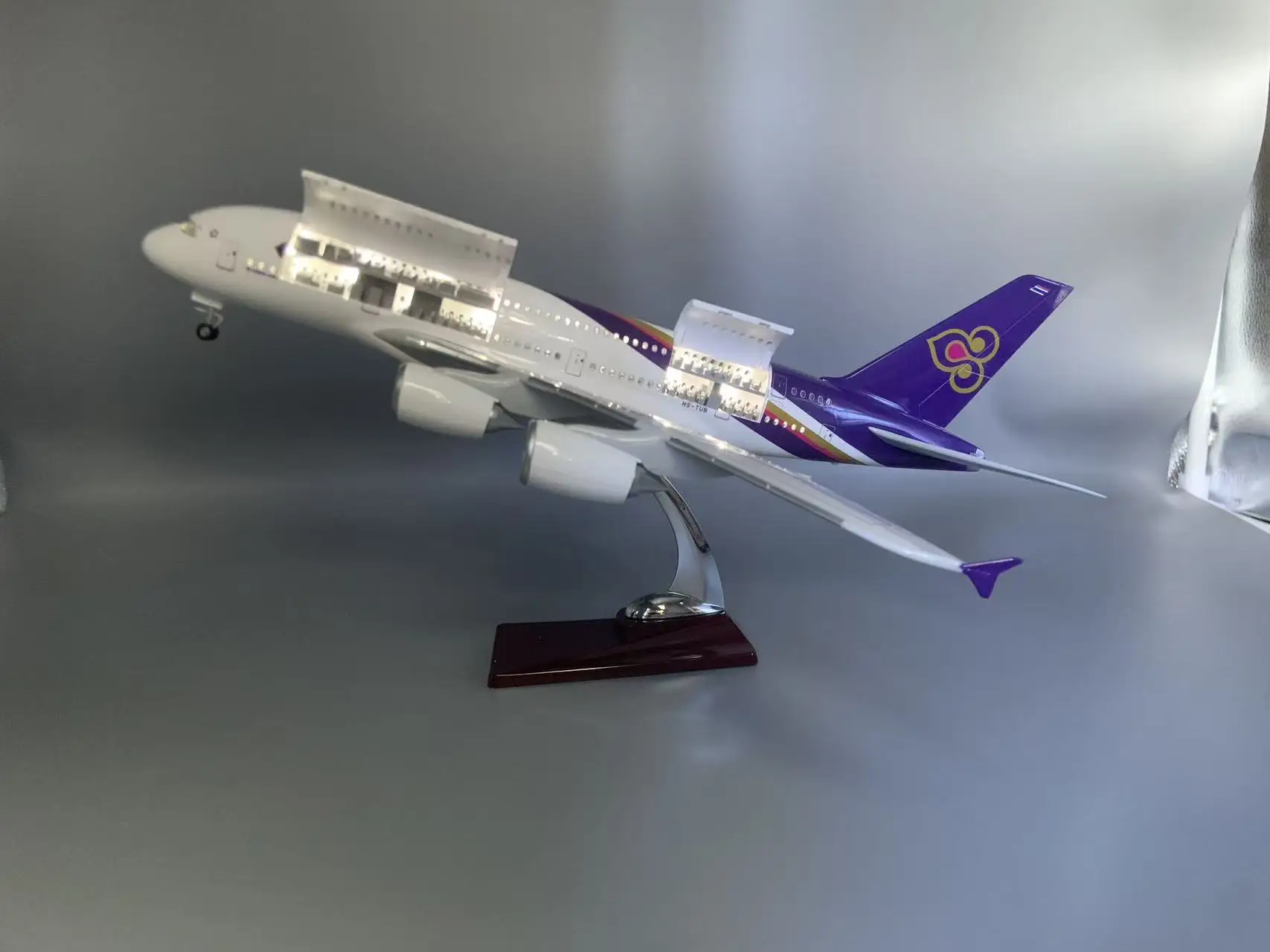 

47cm Airplane Diecast A380 Thai Airways Resin Plane Model Kit 1:160 Scale Opened Cabin Door Static Display With LED Light Wheels