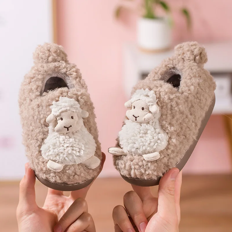 Zapatos con patrón de ovejas de dibujos animados para niños y niñas, zapatillas de algodón cálidas de suela suave para el hogar, de felpa de Anime