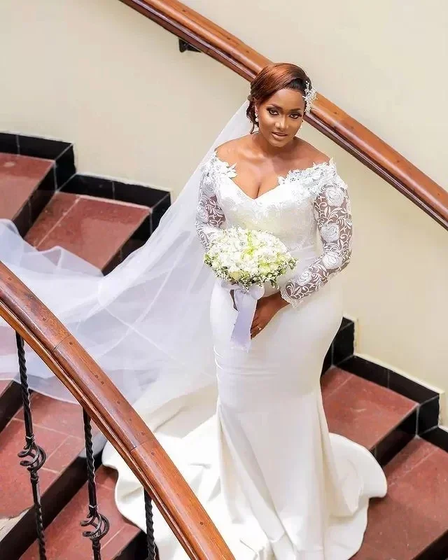 Maßgeschneiderte V-Ausschnitt aus der Schulter Spitze Meerjungfrau Plus Size Brautkleider Pinsel Zug Satin lange Ärmel Hochzeit Vestidos