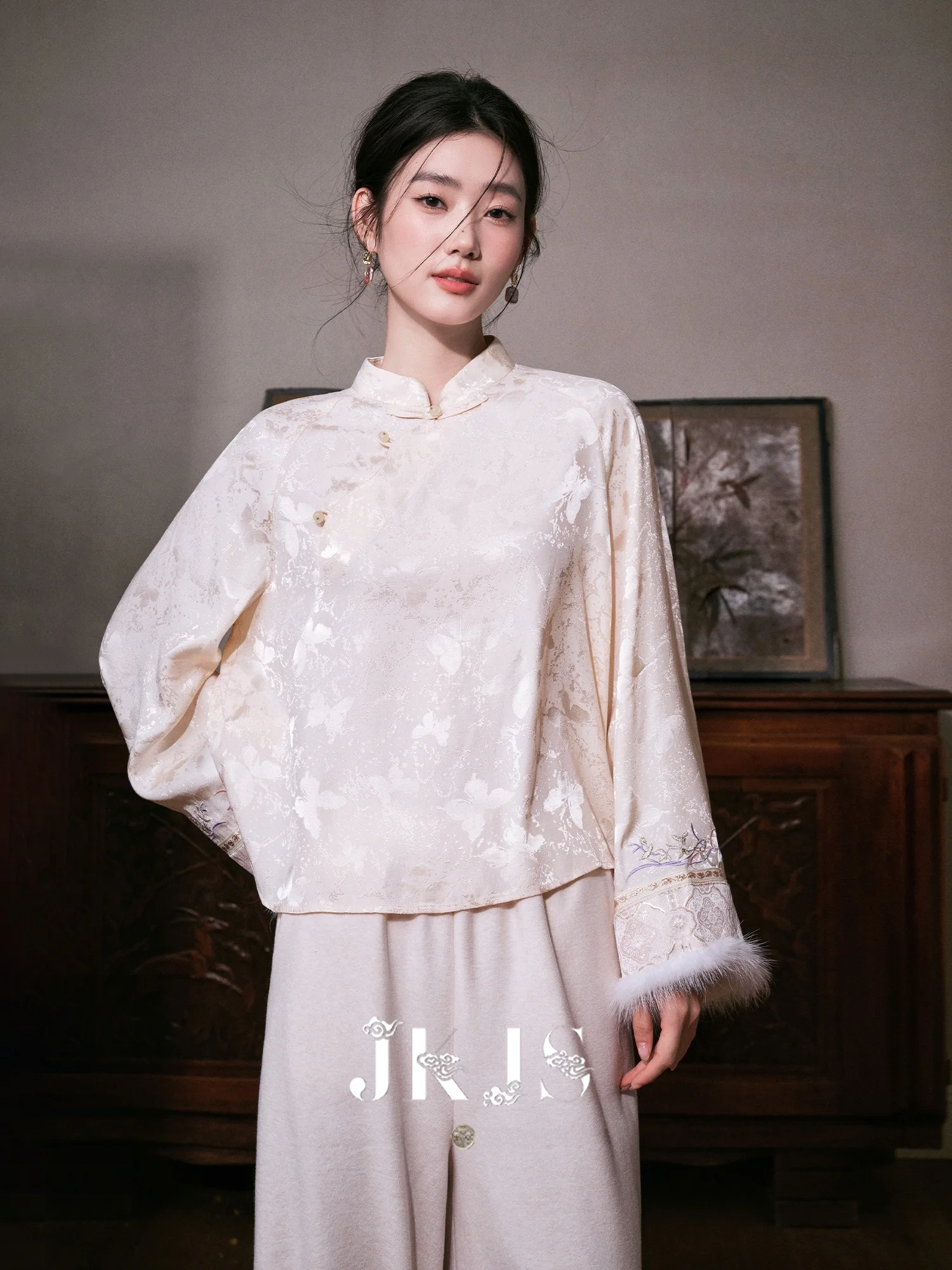 

Новая китайская шелковая куртка с вышивкой в виде оленя, воротником-стойкой и длинными рукавами, женская модная верхняя одежда