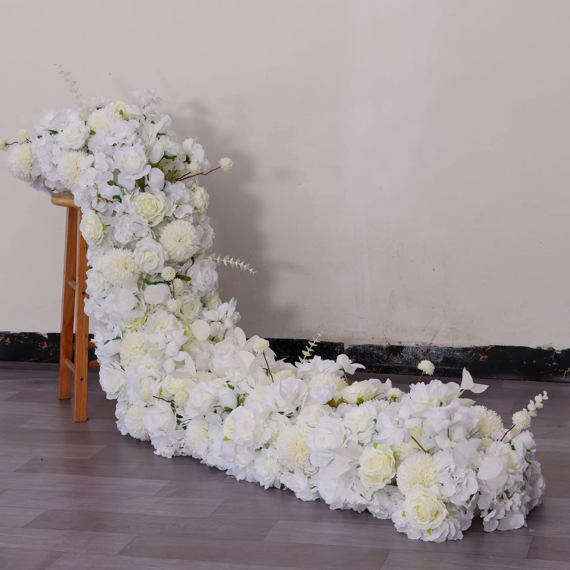 Rote Rosen Künstliche Blumenreihe Sofa-Läufer Luxuriöse Hochzeitskulisse Arrangement Eukalyptus-Grün Event Party Fotobox Deko – Detail 4