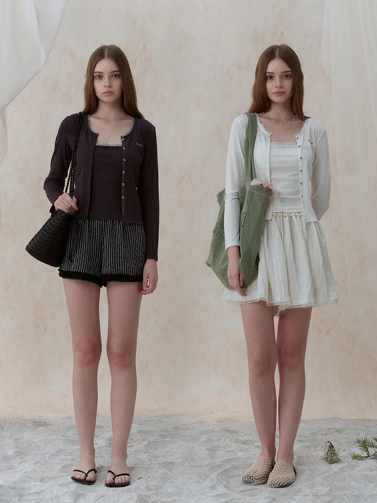 

Комплект из двух предметов Moonmoi: вязаный кардиган с круглым вырезом и топ на бретельках, повседневный, приталенный, с длинными рукавами, из полиэстера.