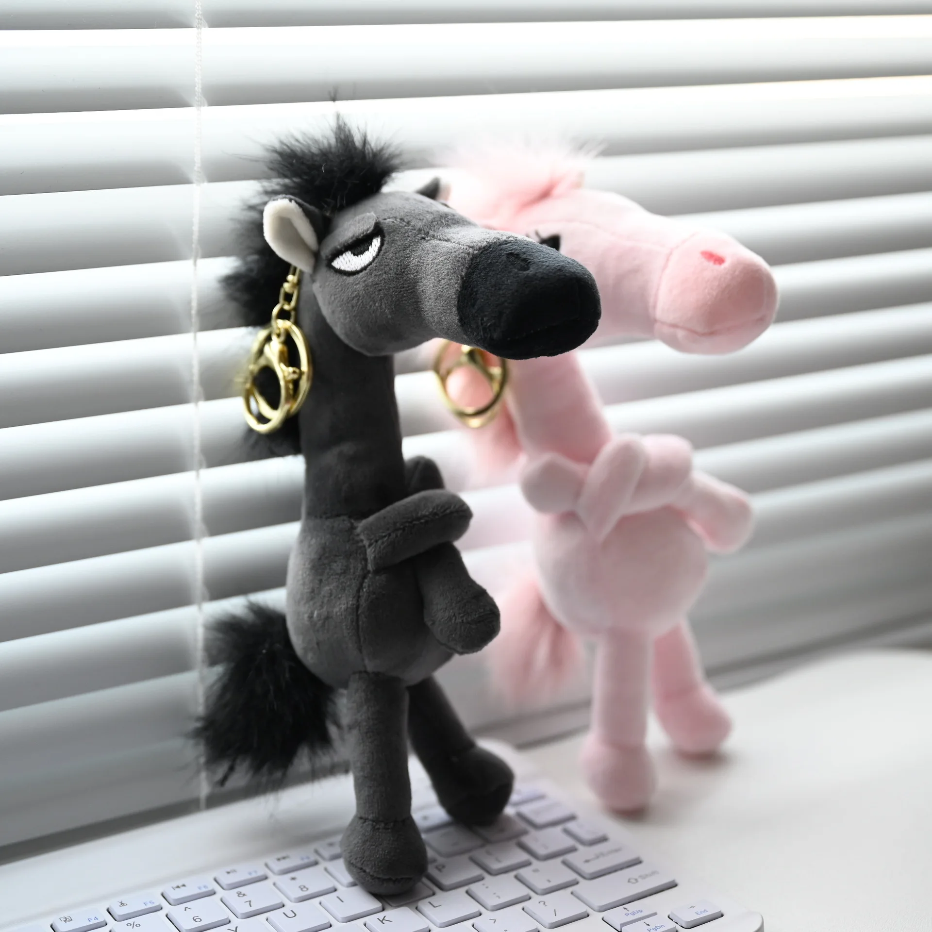 クロミぬいぐるみキーホルダー1個、ポニーファンタジー風、絶妙なスカーフ付き、黒のシミュレーションホース、クリスマスプレゼント