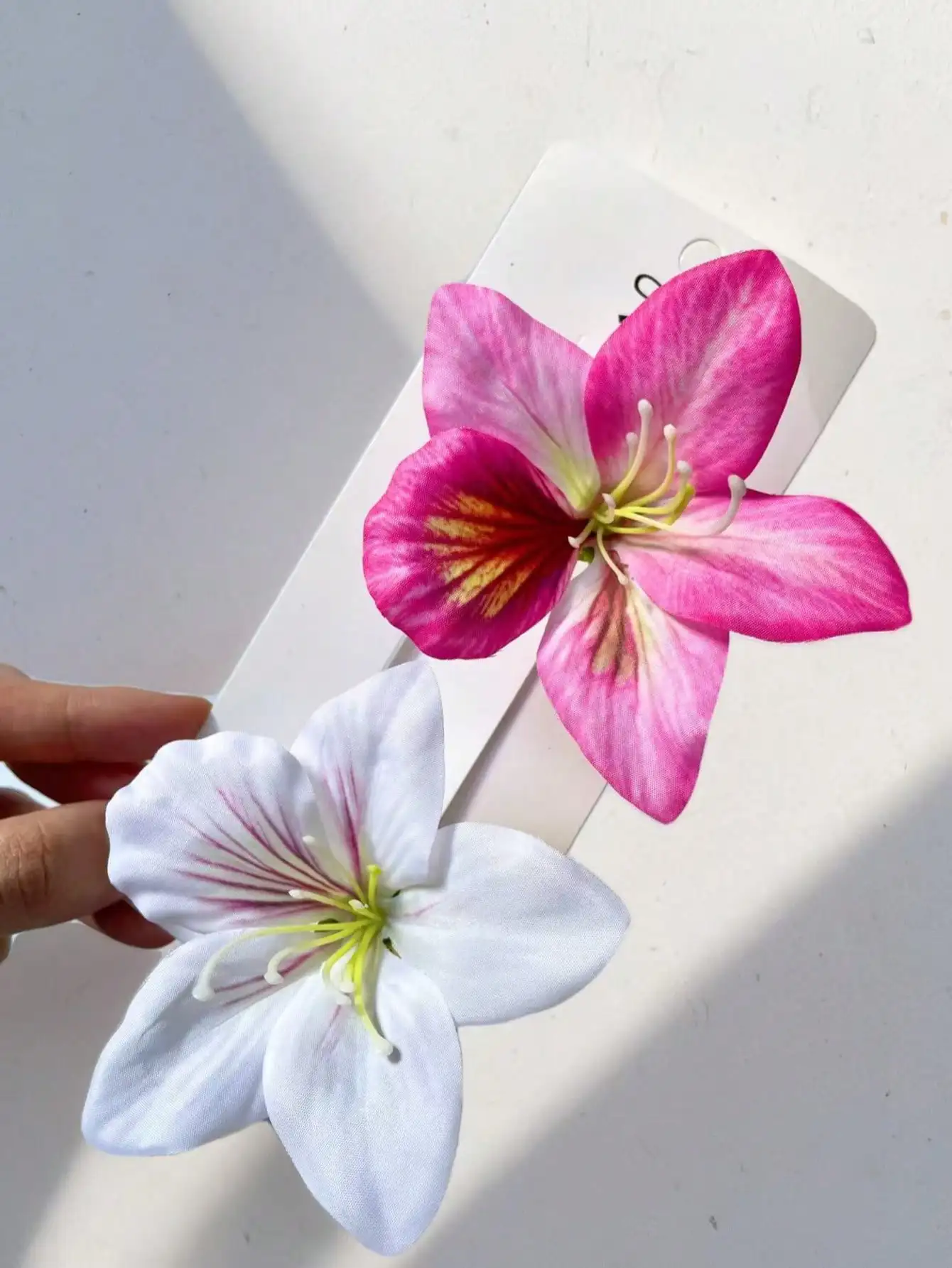 

2pcs Large Fabric Flower Hair Clips for Women, Pink & White Floral Barrettes, Casual Beach Party Accessories