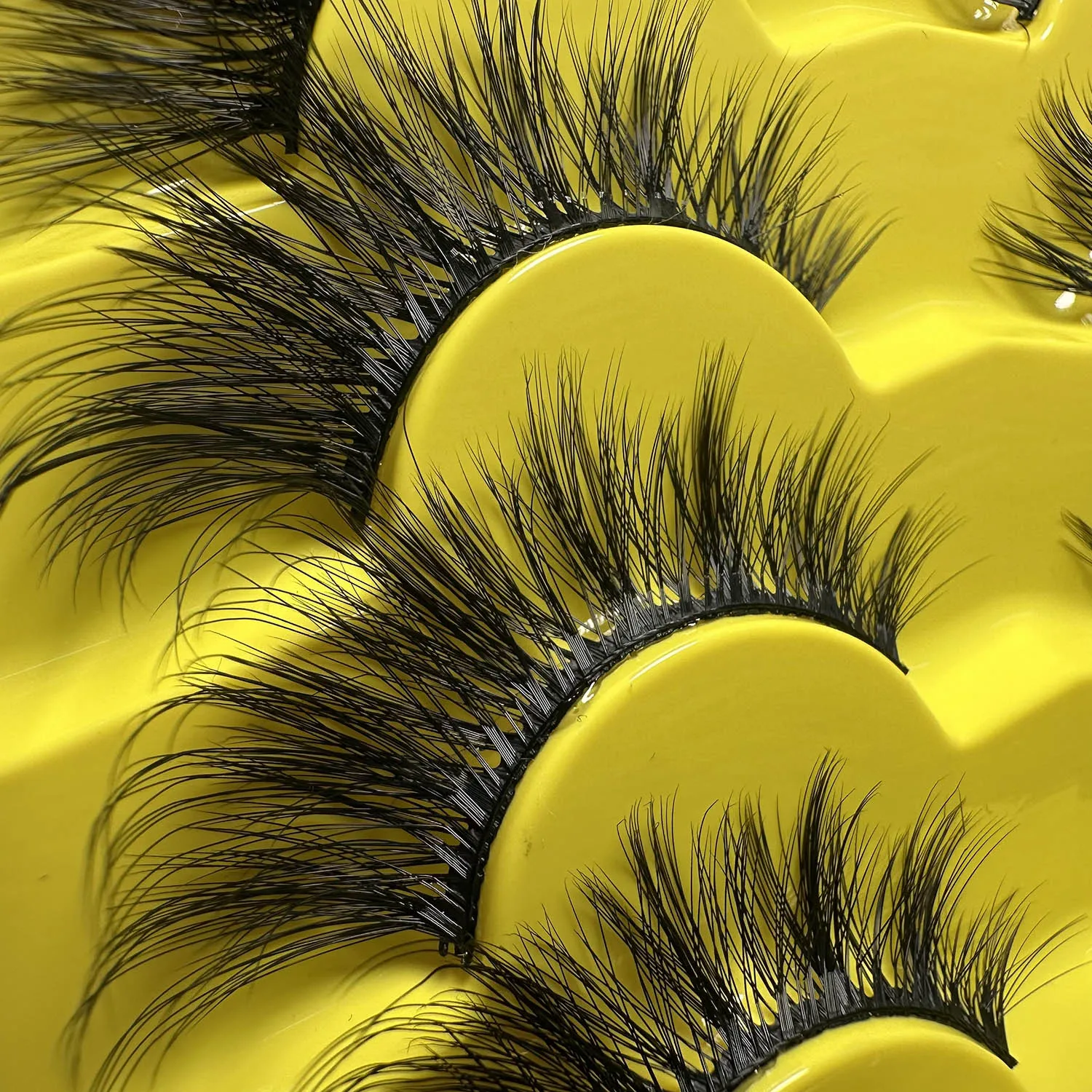 7-piece 3D layered eye shadow with lengthened tail, mixed European/American style, stage makeup, black-themed eyelashes.