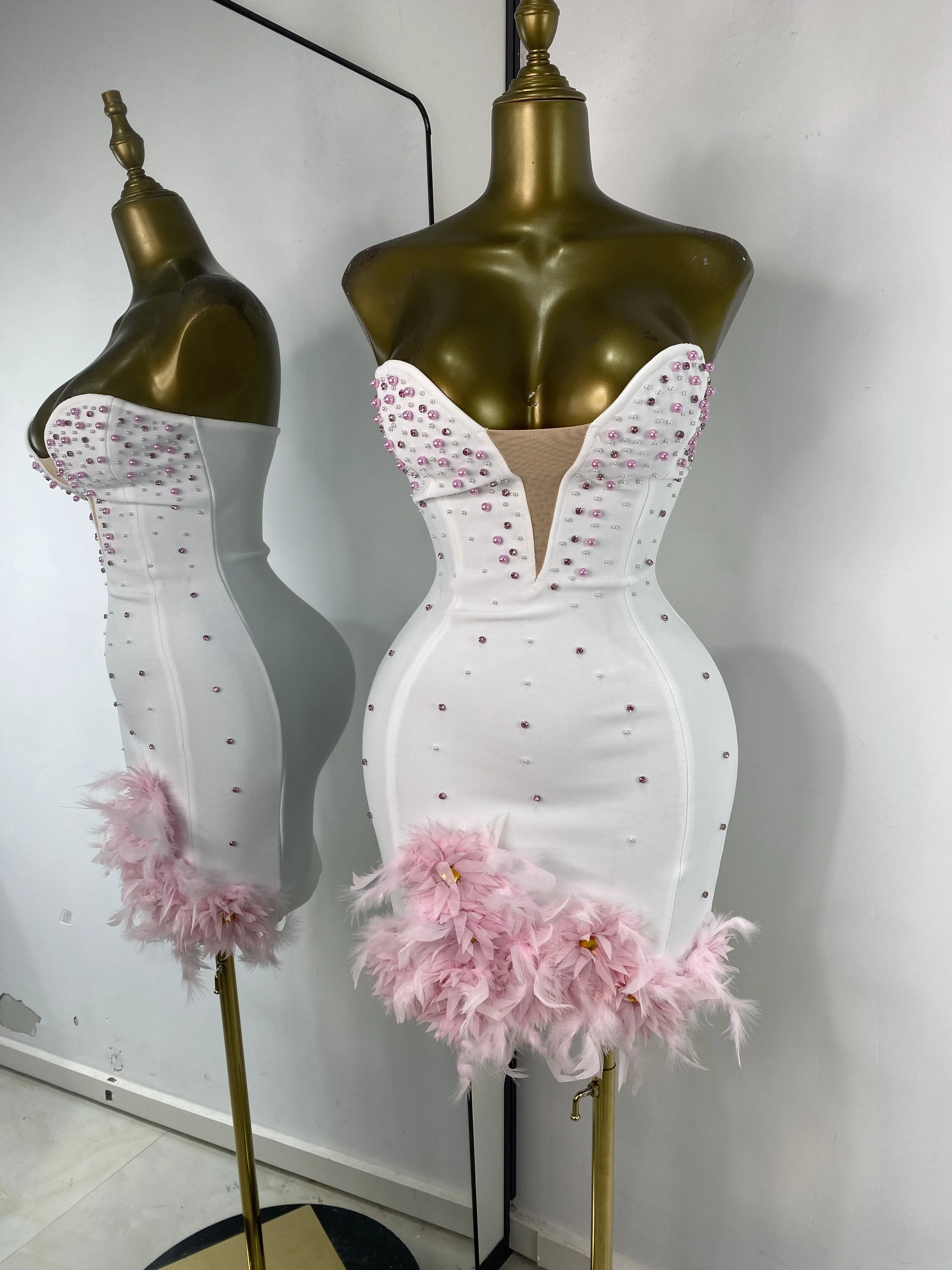 2025年女性用新作ホワイトバンデージドレス、ピンクのパールと花の刺繍入り、ボディコンミニ、セレブリティ風イブニングクラブパーティー誕生日ドレス