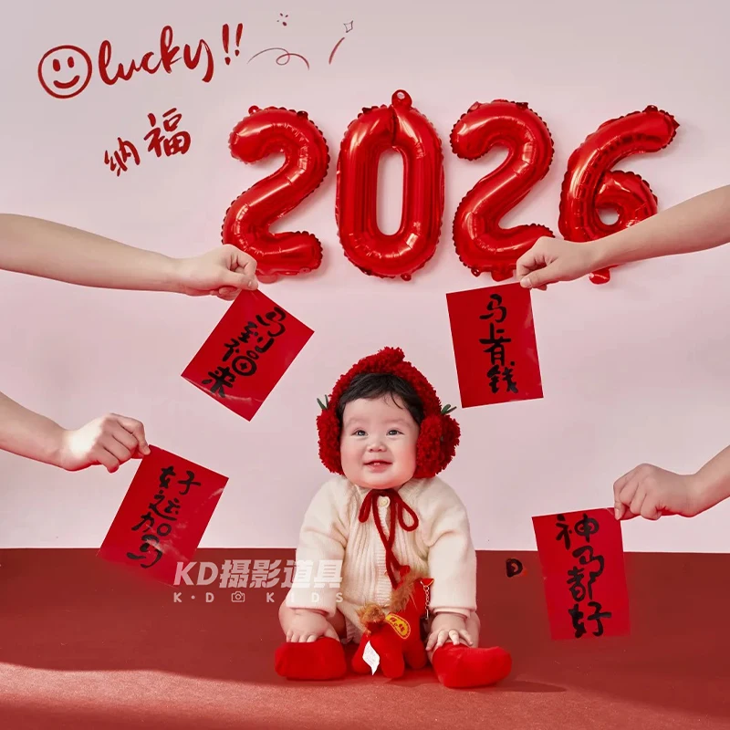 2026 Neujahrsthema Neugeborenen Fotografie Requisiten Baby Overall Outfit + Ohrenschützer + Socken 3 Stück, 2026 Nummerndecks und Pferdepuppen Requisite