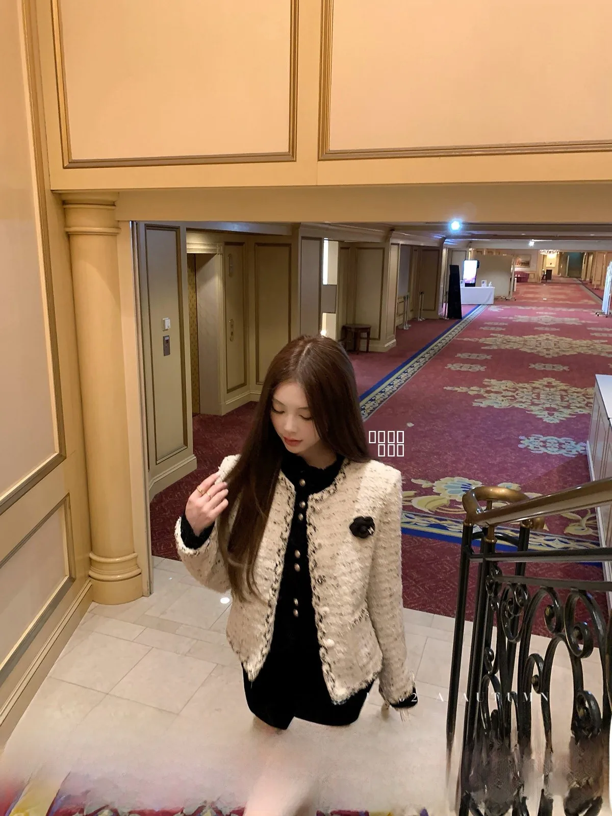 

YOLI Zhang Yuli Chic Casual round Ne Quilted Jaet Women's Winter Versatile Age-defng Top in Beige Polyester Fabric