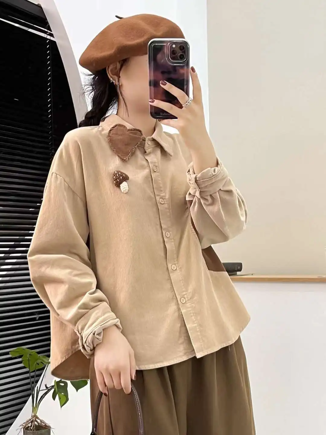 Nuova camicia in velluto a coste a maniche lunghe in cotone autunno 20225, patchwork da donna con colletto rovesciato, camicetta ampia per la riduzione dell'età della ragazza Mori T5O083CC