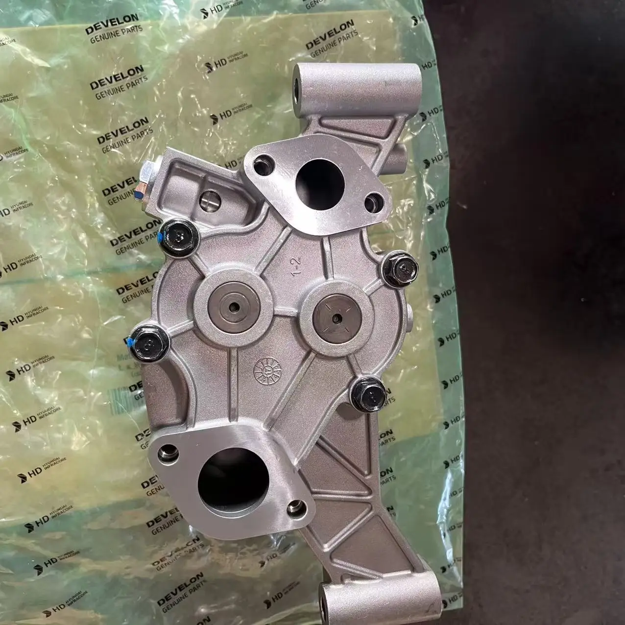 

Develon Excavator Original Manufacturer Parts 400915-00526 DX12 Engine Oil Pump Assy 400915-00375