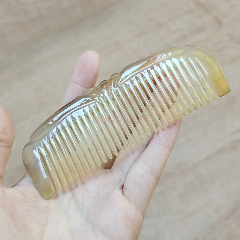 Round teeth half moon comb,reducing static electricity.Handmade sheep horn comb is simple and durable，