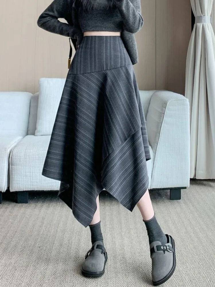 กระโปรงทรงเอลายทางซ้อนกันแบบไม่สม่ำเสมอ แฟชั่นใหม่สำหรับผู้หญิง ฤดูใบไม้ร่วงและฤดูหนาว ความยาวปานกลาง ทรงเอไลน์