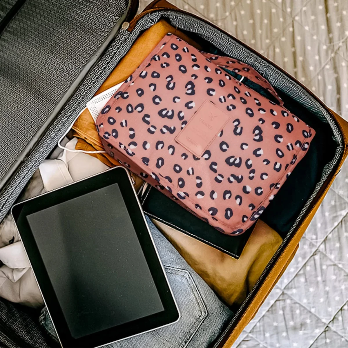 حقيبة تنظيم للسفر المحمولة معلقة لمستحضرات التجميل مع خطاف للنساء وأدوات الزينة للسيدات وجيب مقاوم للماء