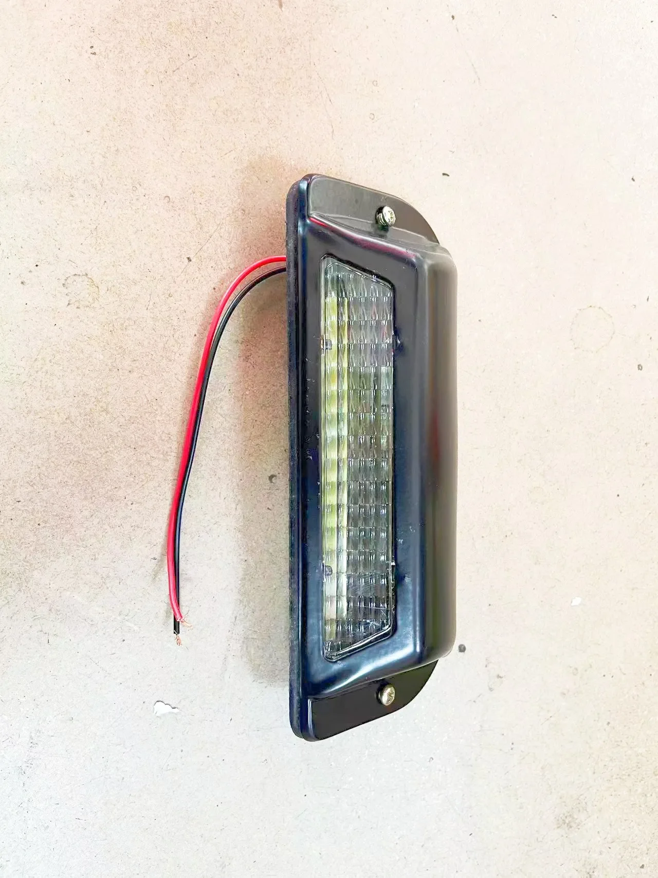 

24V side light is suitable for buses, coaches, tourist cars, tire lights, roadbed lights, black shell, hatch light bulb type