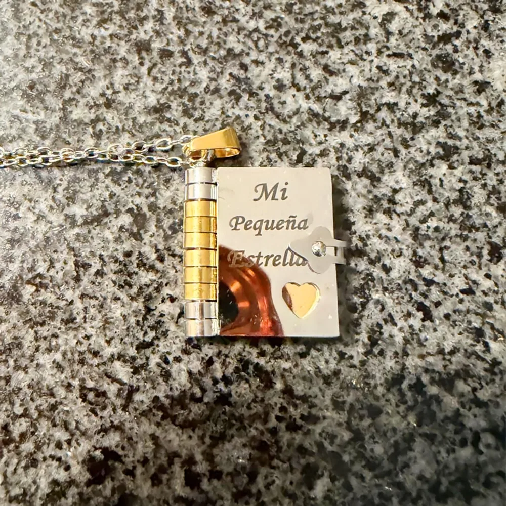 Spanish Mi Pequeña Estrella Book Necklace for Daughter Engraved 6 Pages Openable Book Mi Campeón Son Necklaces Women Men Jewelry