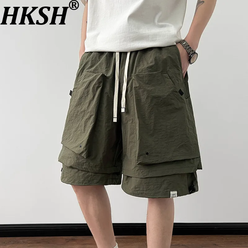 

HKSH Summer New Men Tide Light Luxury Fake Two-piece Quick-Dry Shorts Trend Loose Casual Knee-length Straight Capris Ins HK21309