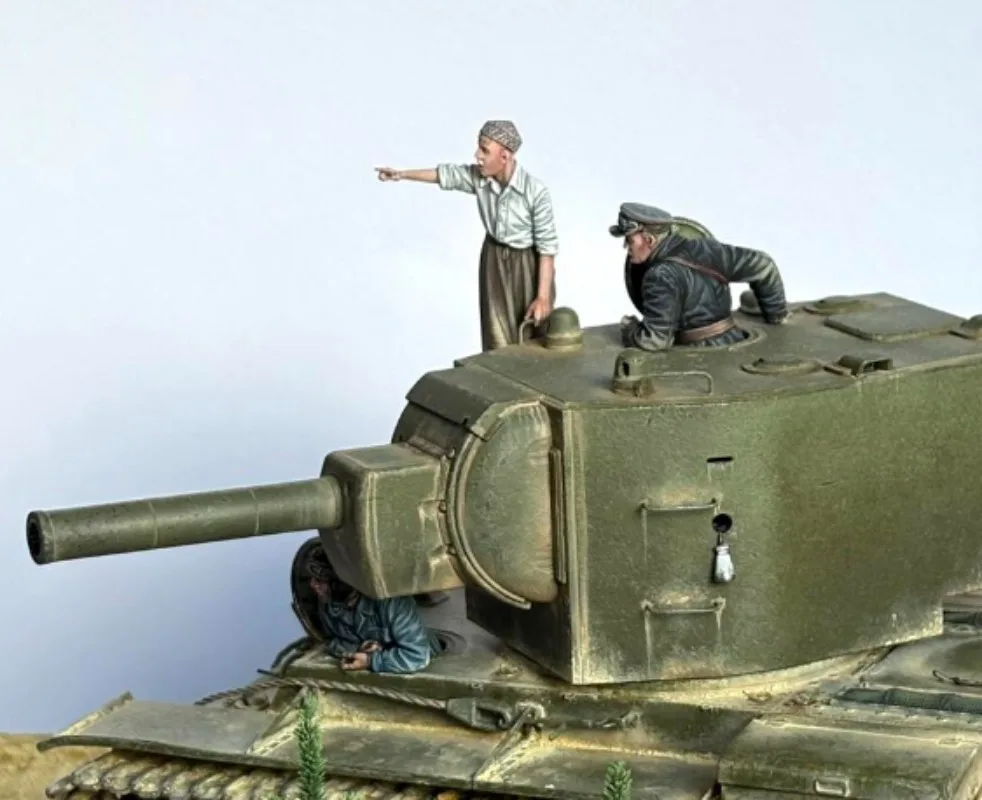 1/35 Scale Resin Figure Assembled Model Kit RUSSIAN TANK SOLDIERS WITH BOY Hobby Miniature Unassembled and Unpainted