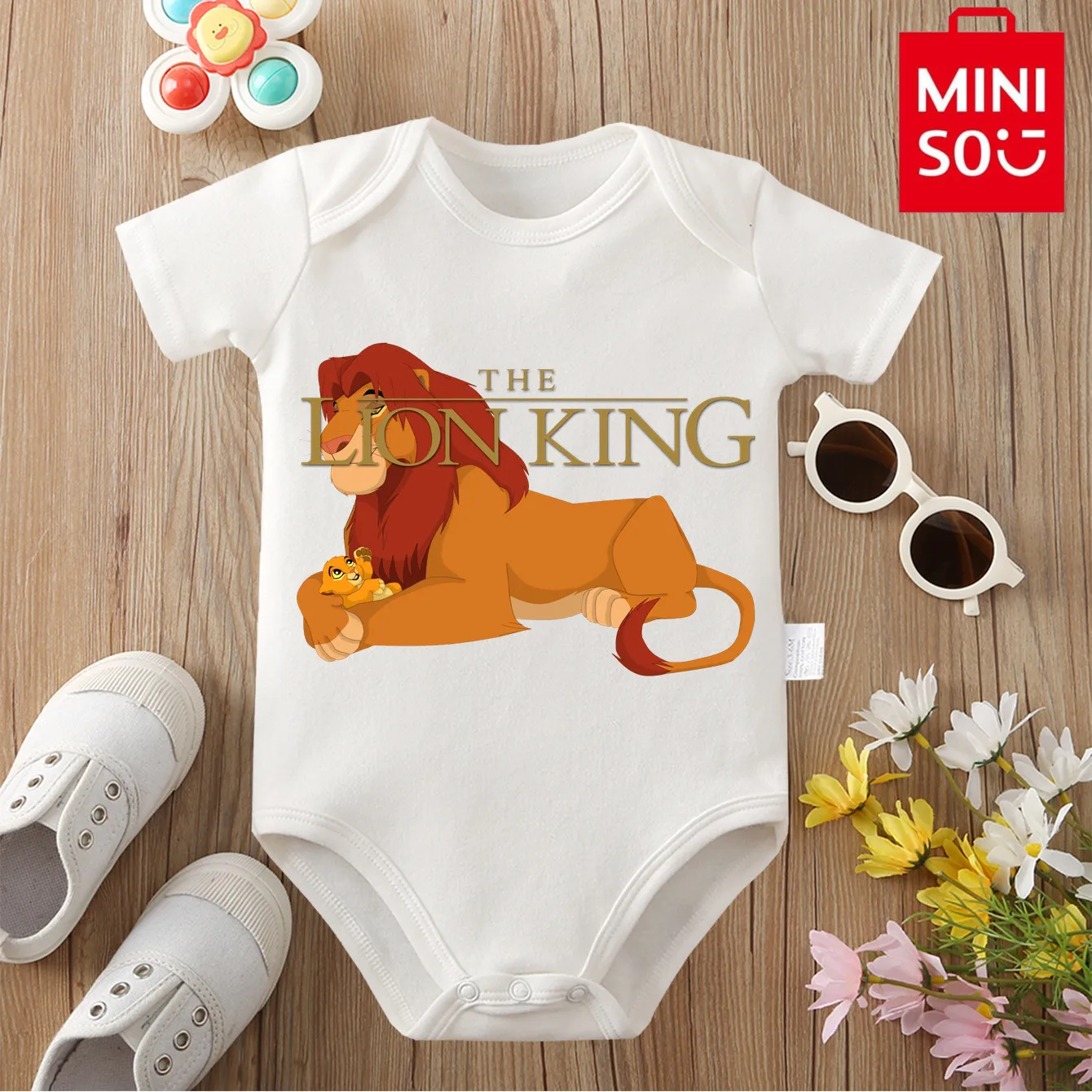 

MINISO LionKing/Mufasa Боди из 100% хлопка с принтом, мягкая детская одежда, лучший подарок для ребенка, комбинезон-комбинезон для новорожденных от 0 до 12 месяцев
