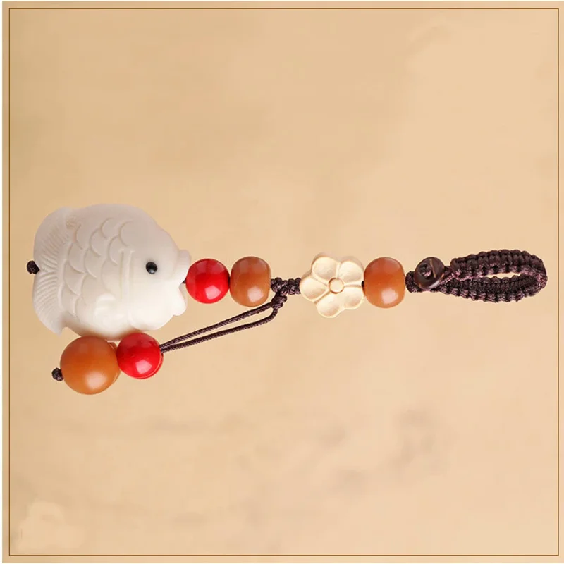 Rok Po roku Fruit Ivory Fine Carving Small Fish Car Key Chain Hand Woven National Style Art Pendant Prezenty dla mężczyzn i kobiet