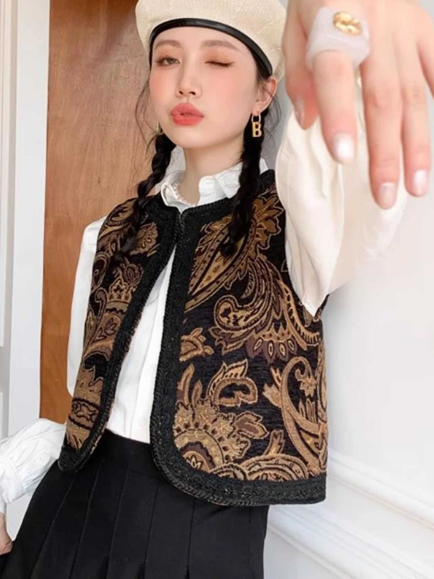 Travel Ethnic Style Women's Vest Jacket Breathable Embroidered Short Sleeve Top Outerwear for Xinjiang Autumn 2026 New Retro ...