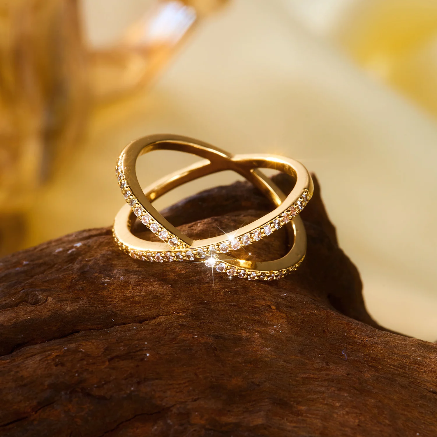Moderner Kreuzring für Damen, zarter Messing-Zirkon-Ring in X-Form, breiter, gepflasterter Bandring, geometrischer Statement-Schmuck, atmungsaktiv – Detail 5