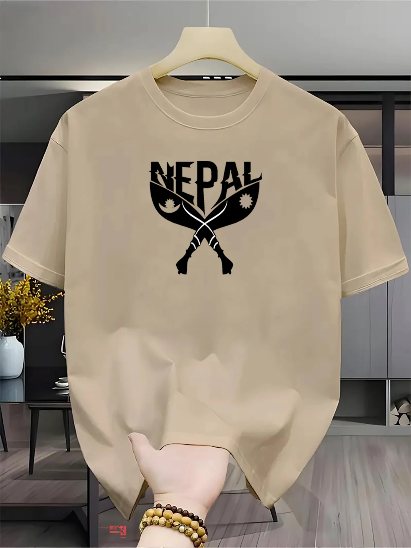 Nepal-inspirierter Druck eines gekreuzten Kukri-Messers auf hochwertigem, weichem 100% Baumwoll-T-Shirt für Herren, perfekt für den Sommer im ethnischen Streetwear-Stil. – Detail 4