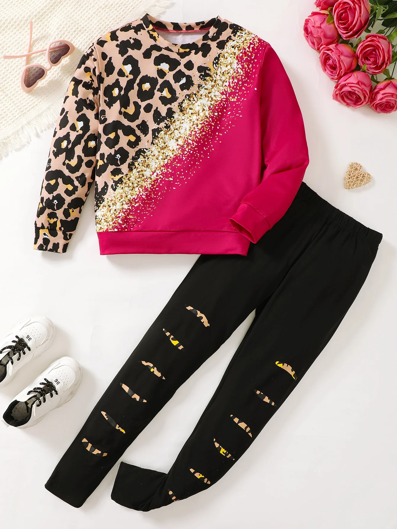 قطعتان مريحة للفتيات المراهقات، سترة بغطاء للرأس ناعمة بطباعة الفهد مع بنطال ضيق، مثالية للارتداء اليومي في الهواء الطلق.