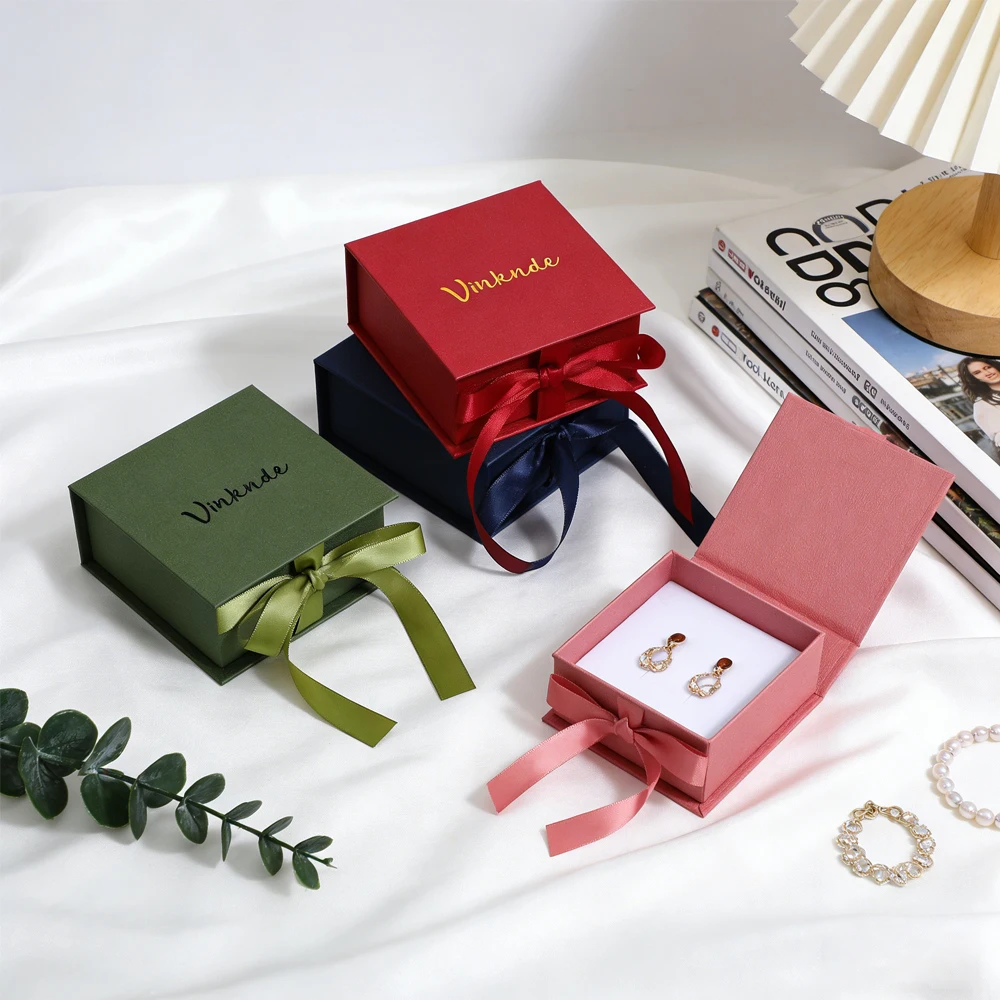 

10 шт. персонализированных подарочных коробок для ювелирных изделий 9,5*9,5*3,5 см с лентой, для ожерелий и серег, картонные коробки для украшений с индивидуальным логотипом