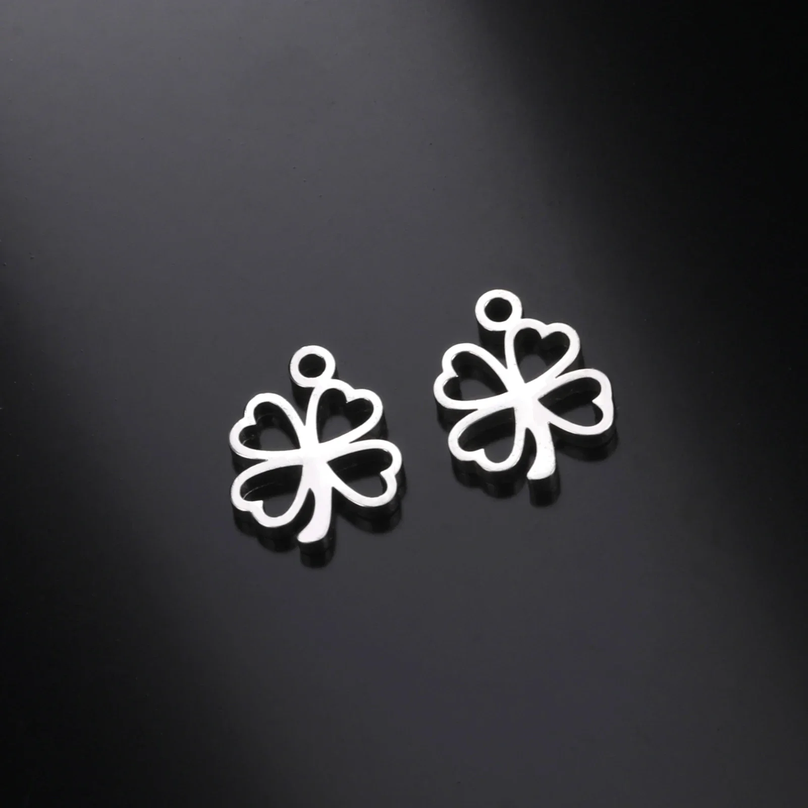 Skyrim 5 Pieces/Batch Hollowed Out Love Clover Stainless Steel Pendant For Men and Women Romantic And Lucky DIY Made Jewelry