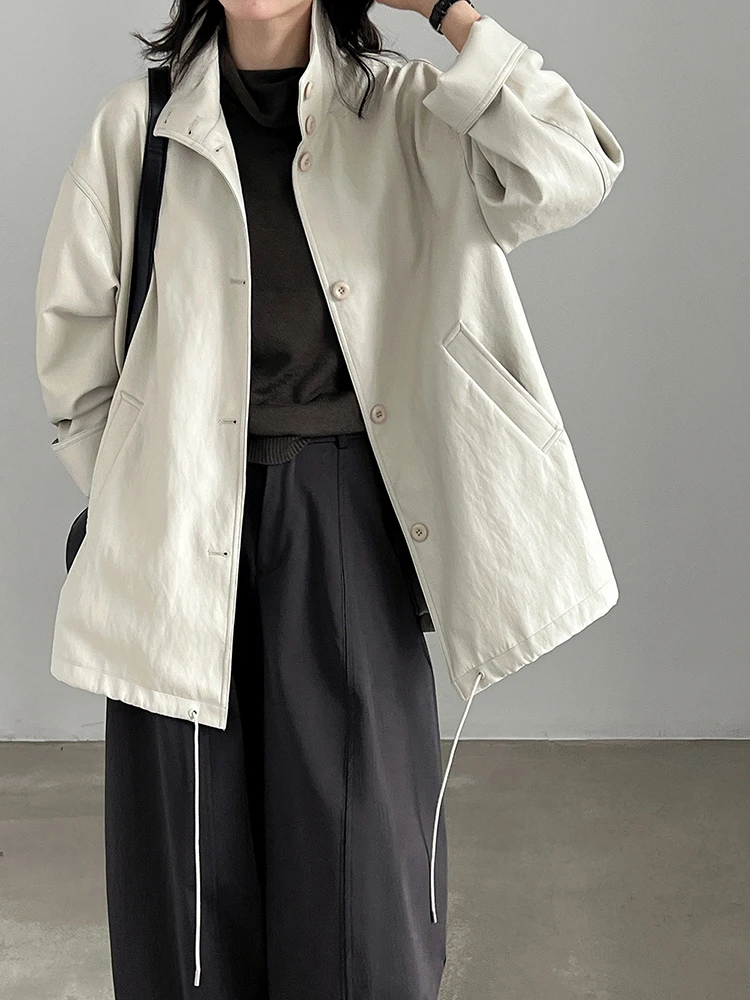 [EAM] Beige Drawstring Big Size PU Leather Jacket New Stand Collar Long Sleeve Women Coat Fashion Tide Spring Autumn 2026 1DJ949