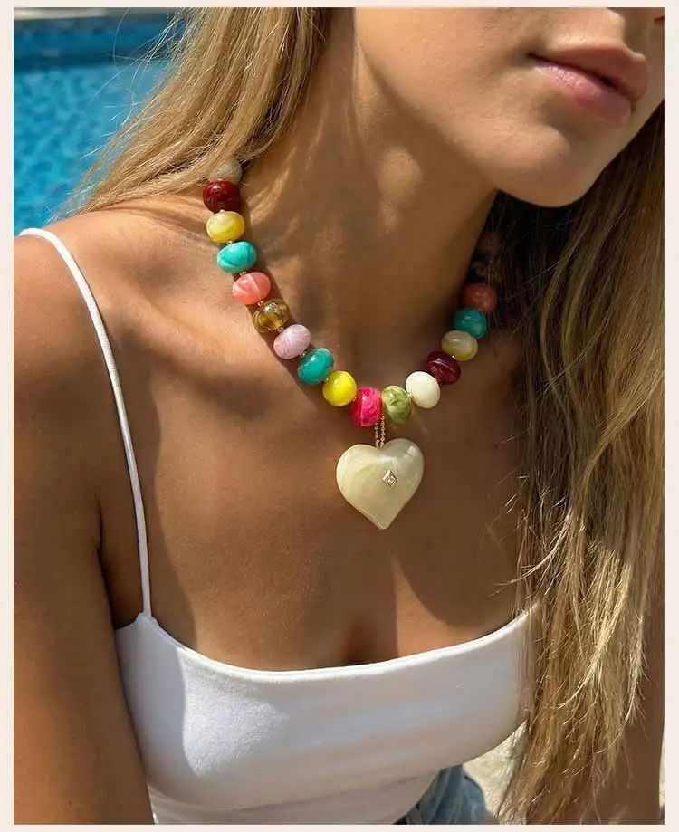 Regenbogen-Harzperlen-Halskette für Frauen, Großer Herzanhänger mit Kristallbesatz, Dopamin Sommer Strand Y2K Statement-Schmuck – Detail 2
