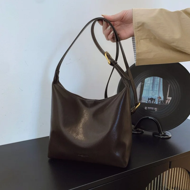 حقيبة كروس نسائية أنيقة مصنوعة من الجلد المنقوش على شكل نجمة مع مظهر يومي ناعم من القطن الأرجنتيني أنيق وواسع ​