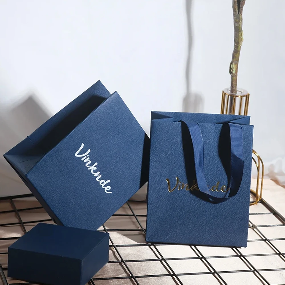 

Bulk New Custom Logo 12.5x15x7.5cm Kraft Paper Tote Bags with Handles White Green Beige Gift Candy Wedding Present Paper Bags