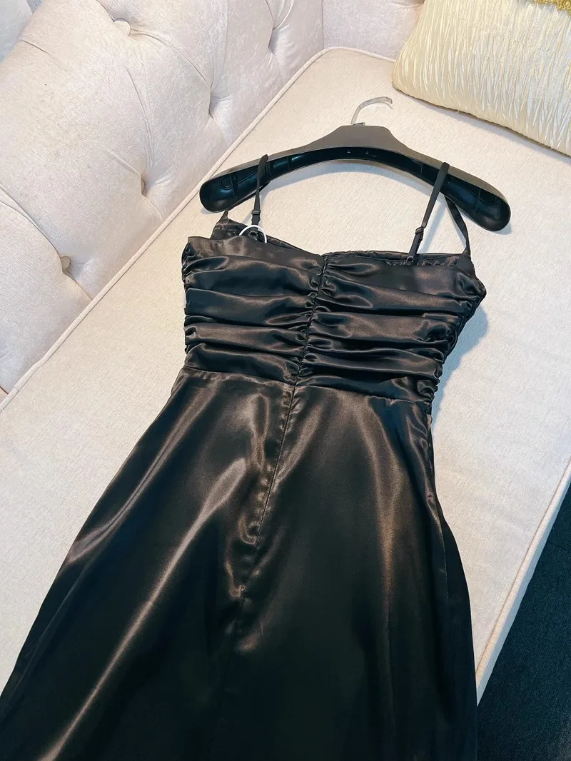 Ele Bla off-shoulder jurk met diamantdetails, taille-kalkende plooien, hoge taille, zijdesatijn, lange jurk voor de herfst