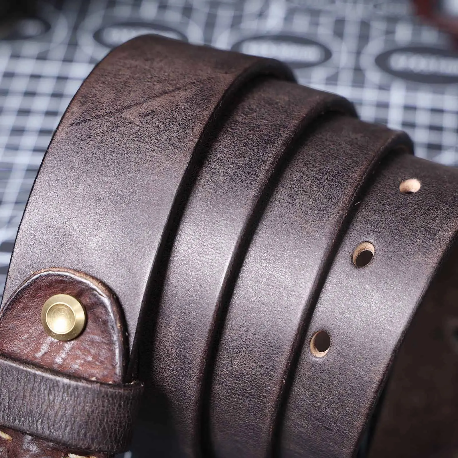 Vintage-Herrengürtel aus echtem Leder mit massiver Messingschnalle, lässiger Dornschließe-Gürtel mit Geschenkbox, verdicktes italienisches Rindsleder – Detail 23