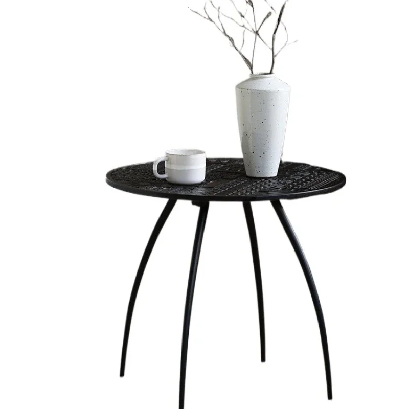 

Круглый приставной столик из импортного скандинавского дуба с ручной резьбой и металлическими ножками.