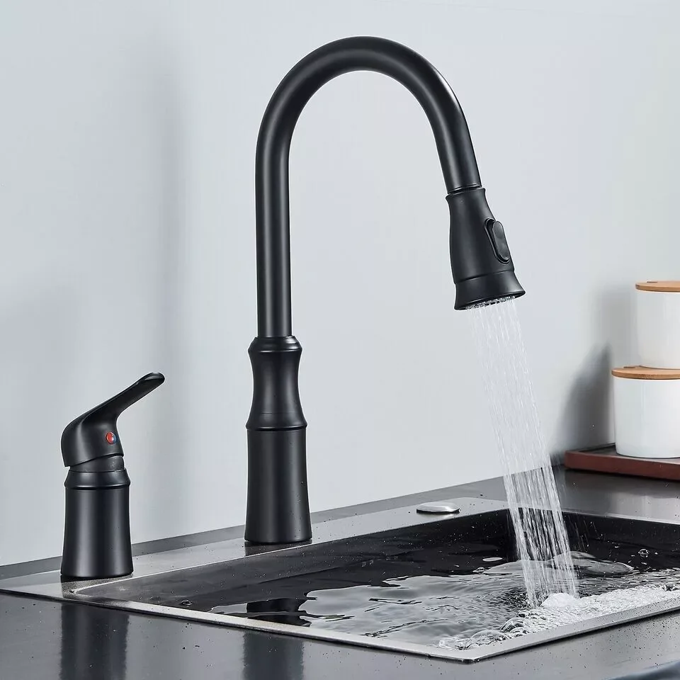 マットブラックキッチンシンク蛇口、プルダウンスプレーヤー付き、1ハンドル2穴ミキサータップ、温水および冷水タップ