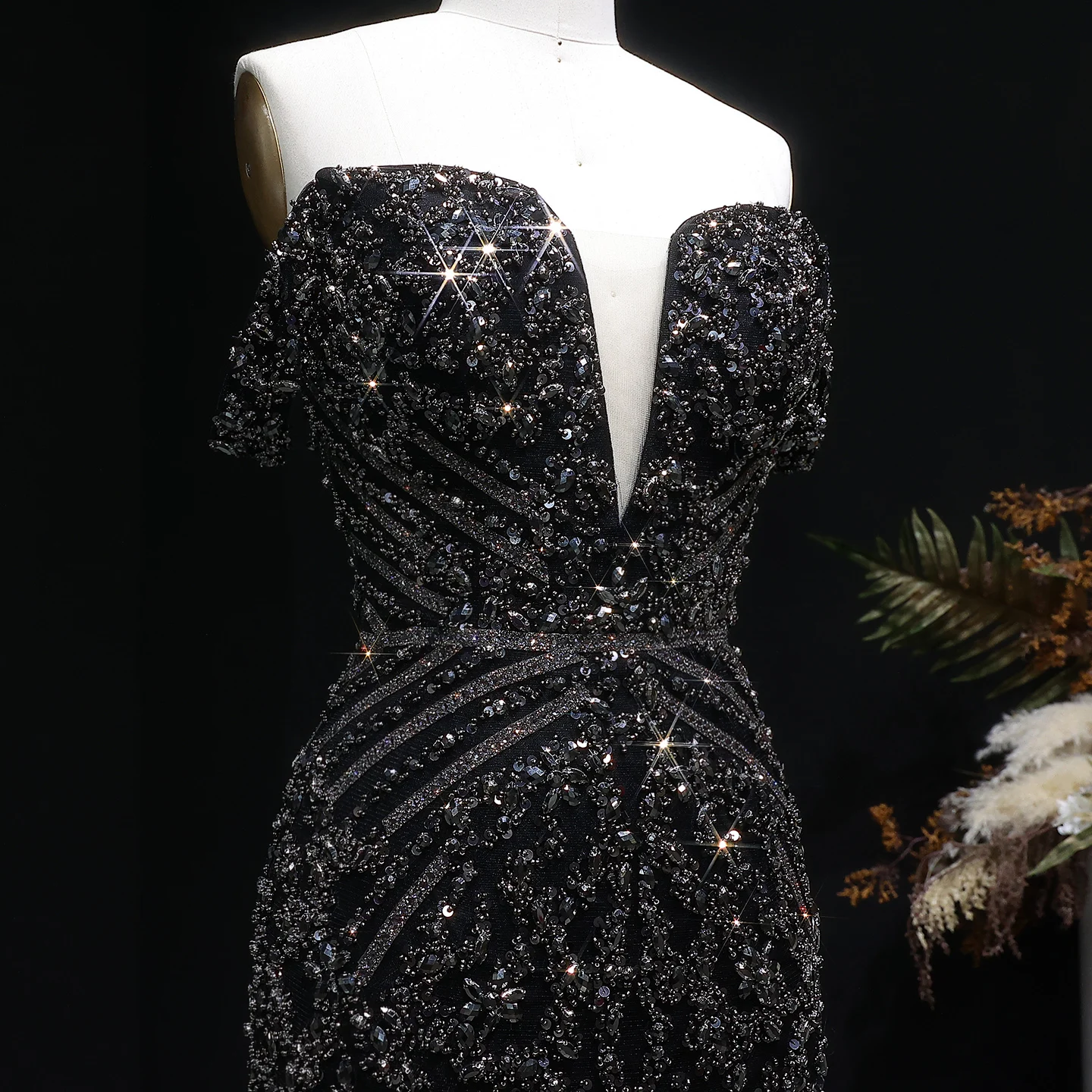 Sharon Said Schwarzes schulterfreies Kleid mit tiefem V-Ausschnitt und schweren Perlenverzierungen, kurzes Cocktailkleid für Abschlussball und Party, Dubai, RM131, maßgeschneidert – Detail 7