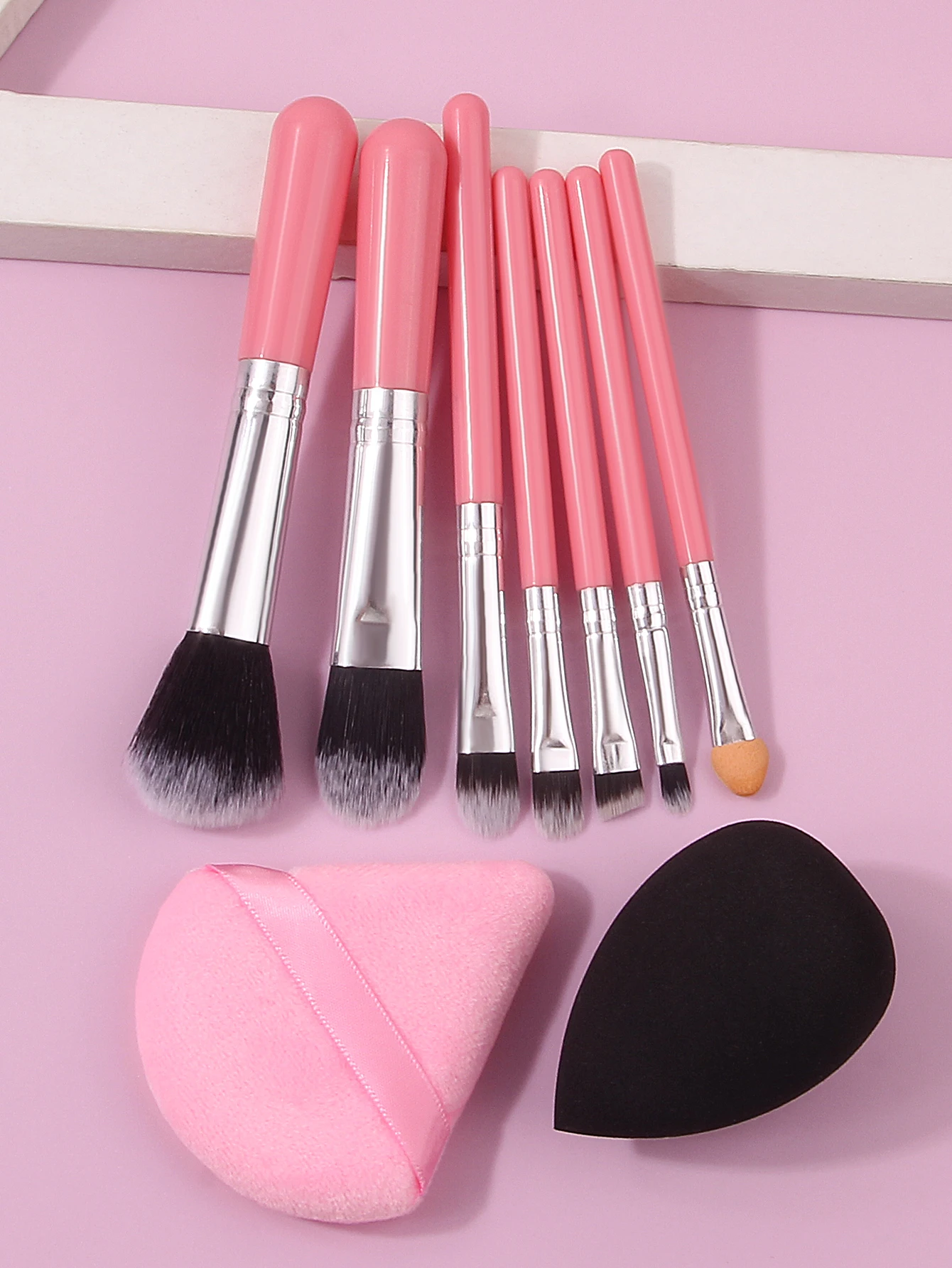 Mini 7-piece portable makeup brush set:Foundation, blush and eyeshadow brush + 2 sponge powder puffs,a makeup tool for beginners